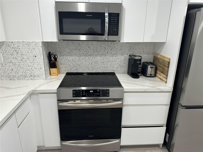 2655 Collins Ave Unit 608