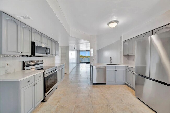 Photo - 117 Lake Emerald Dr Unidad 408