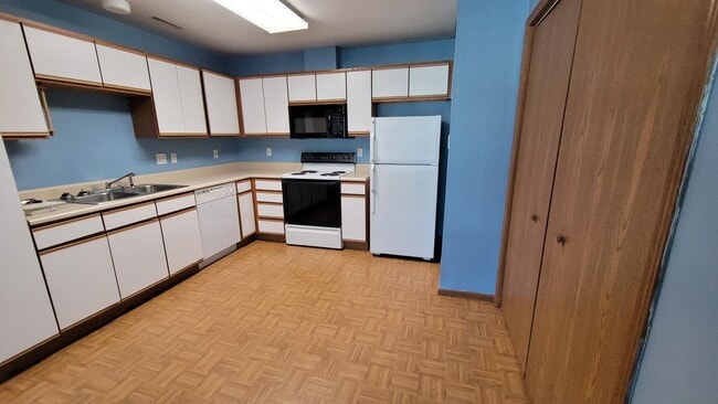 Photo - SW 2 Bedroom 1 bath Condo, Balcony, Fireplace and Garage