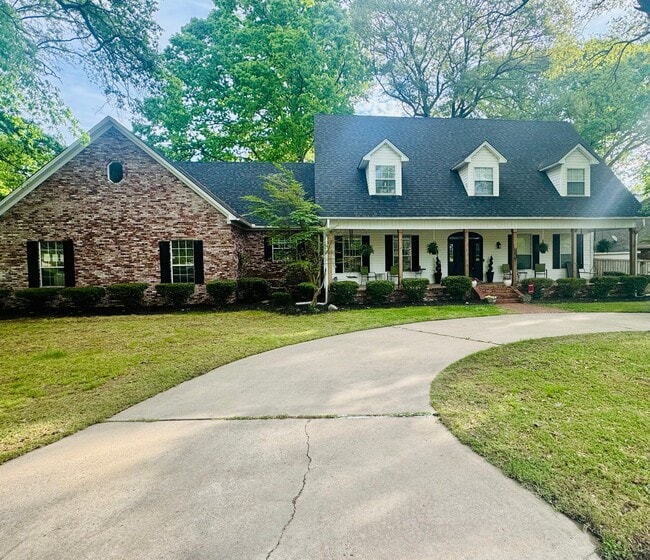 Building Photo - 401 Foxwood Dr