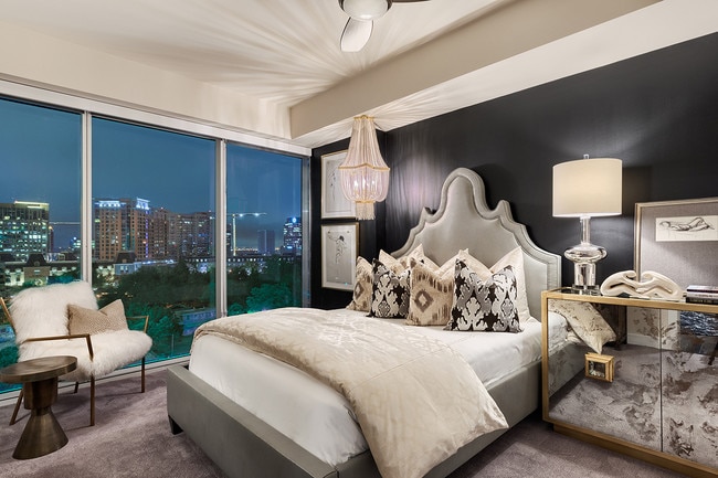 Modernas habitaciones con amplias vistas de la ciudad