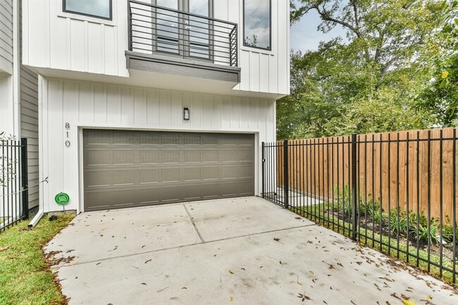 Photo - 810 Mansfield St