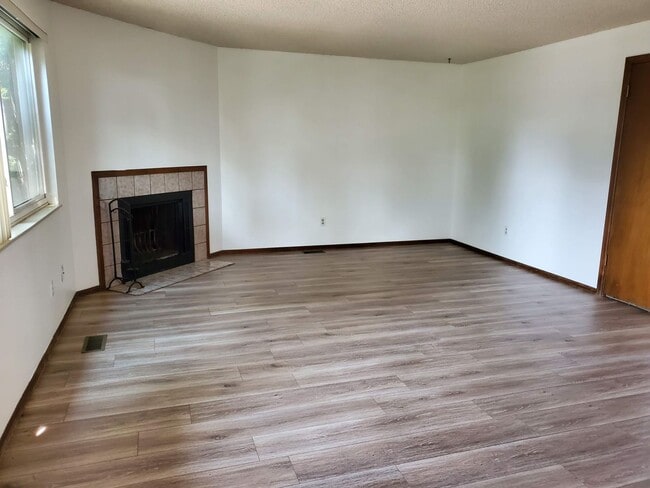 Photo - 2 bedroom, 1 bath - Great location! Unit 5538