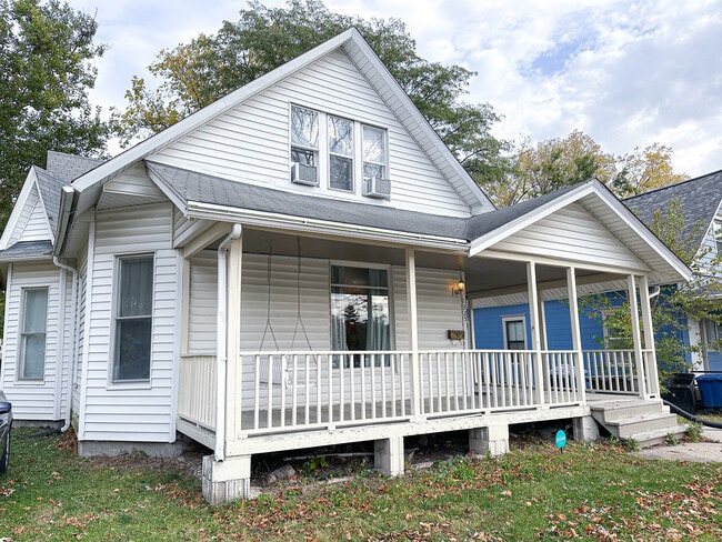 Building Photo - 1325 24th St Unit 2