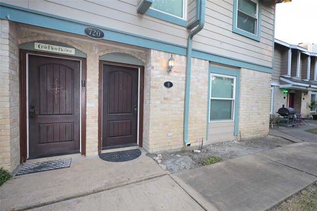 Photo - 720 Memorial Mews St