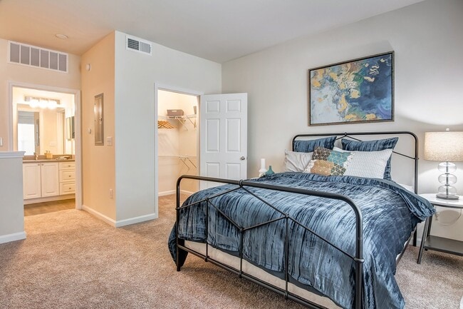 Dormitorio con cocina y vestidor - Elevation 3505 Apartments & Townhomes