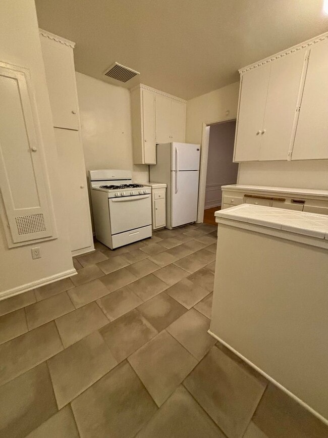 Photo - Hillside, 7101-7111 1/2