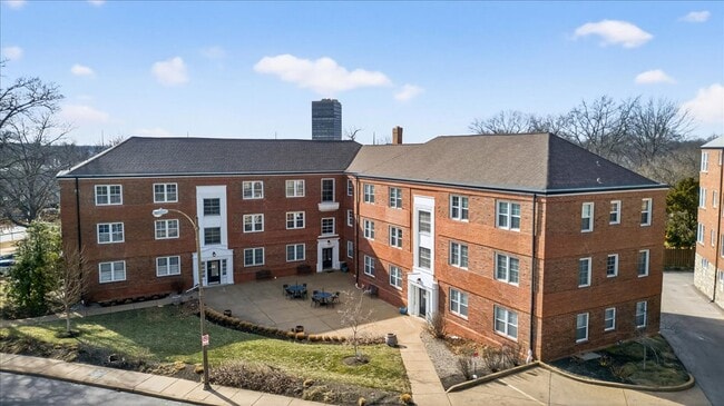 Building Photo - 923 S Hanley Rd Unit C