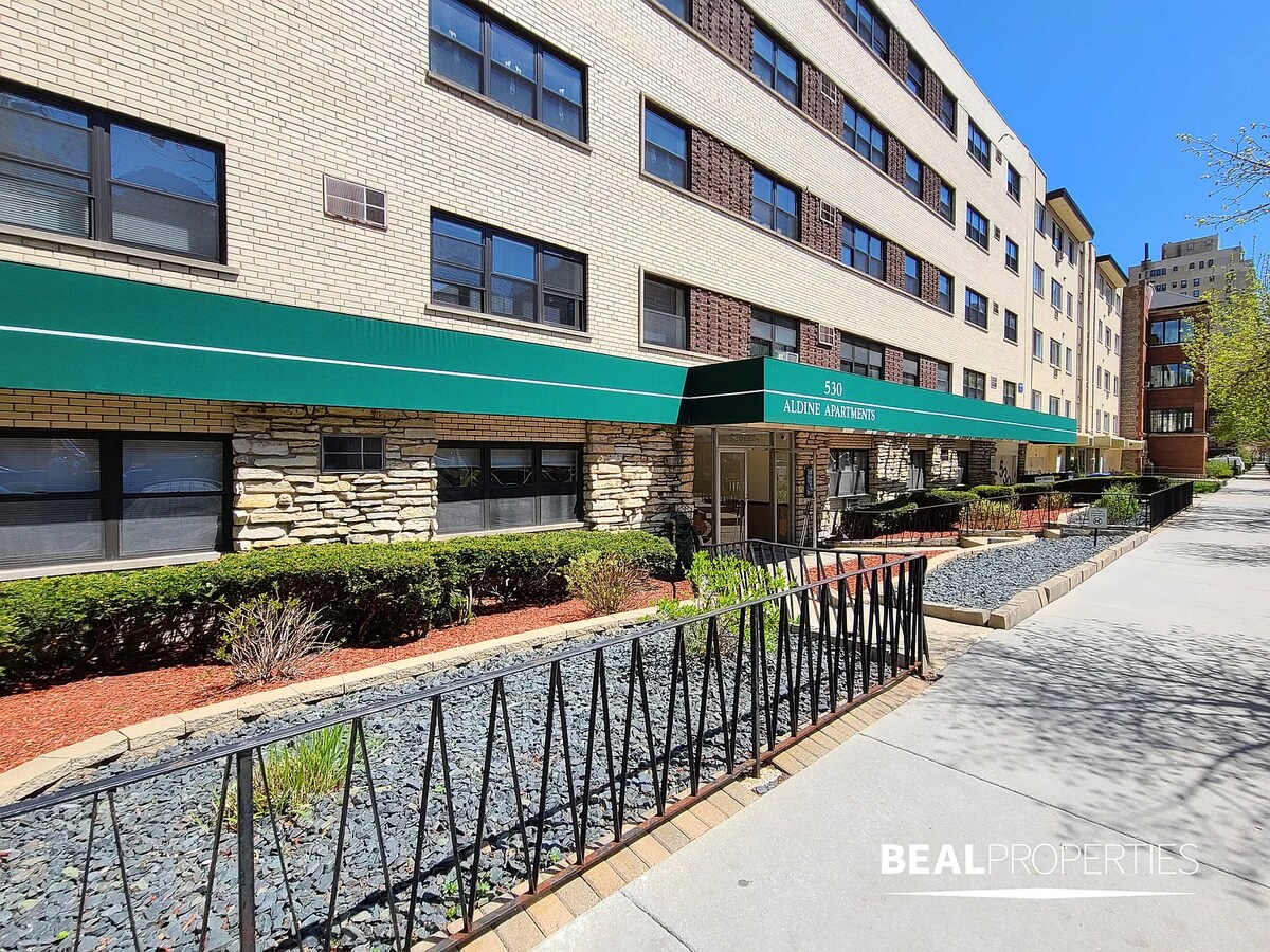 Photo - 535 W Aldine Ave