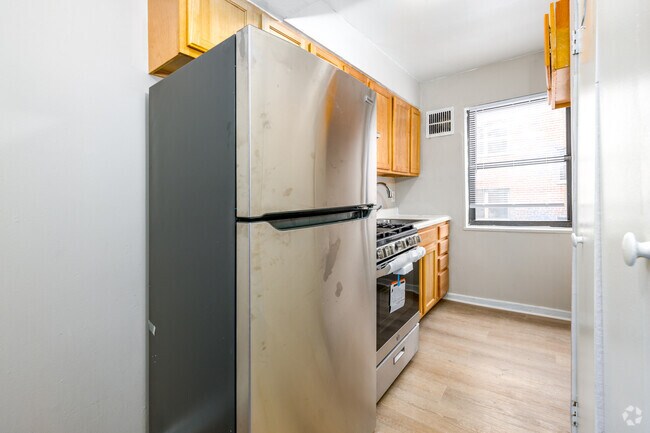 2BR, 1BA - 565SF - Kitchen