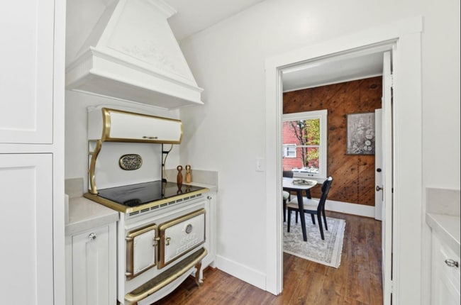 Photo - 179 College Way