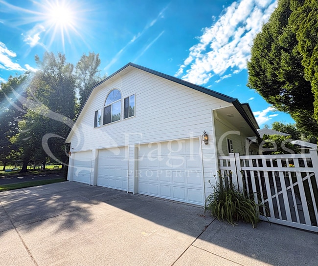 Building Photo - Brand-New Studio Apartment with Blue Mountain Views – Utilities Included!