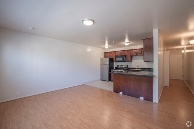 1BR, 1BA - 600 SF - Living Room