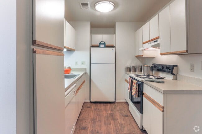 Oakbrook kitchen - POLO CLUB APARTMENTS