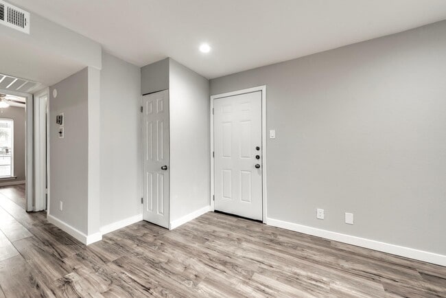 Entrada principal + armario para lavadora y secadora - 4330 Bowser Ave