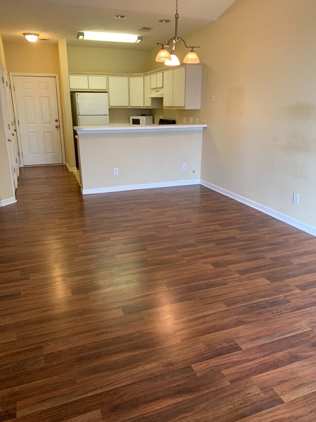 Building Photo - 3rd Floor 2 Bedroom Condo with a Golf Course View