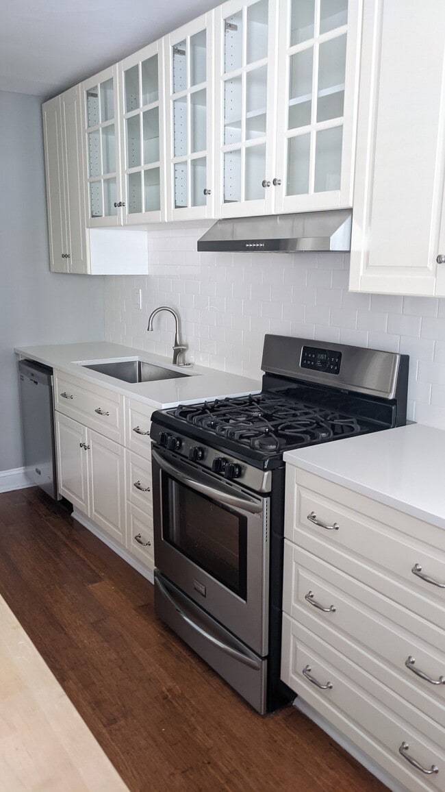 Photo - 127-129 E 46th St