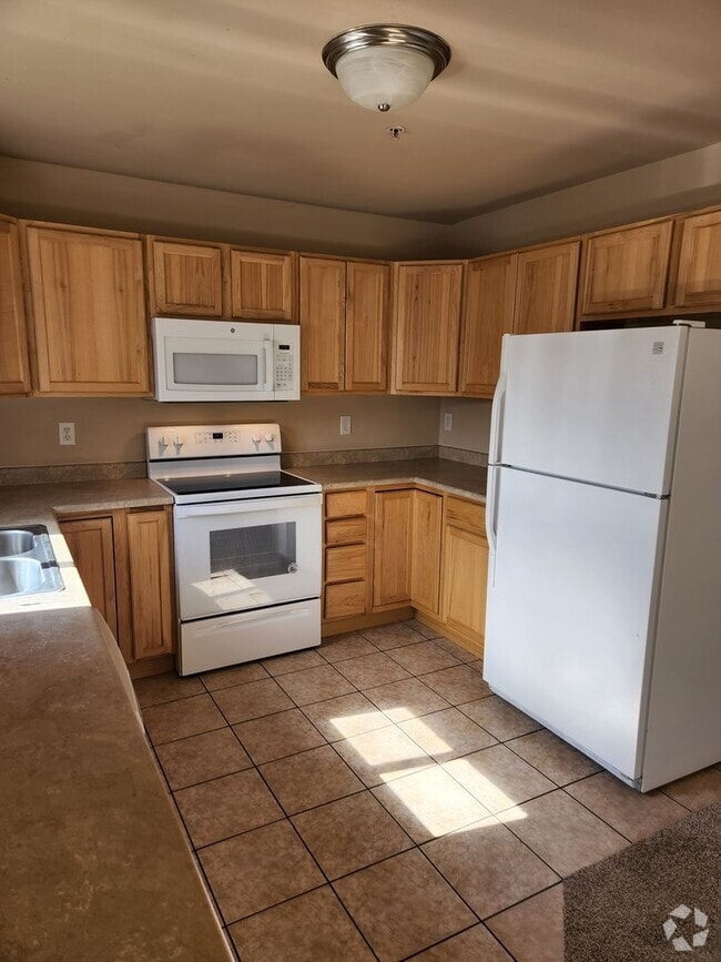 Building Photo - 3 Bedroom Condo in Belgrade Unit K