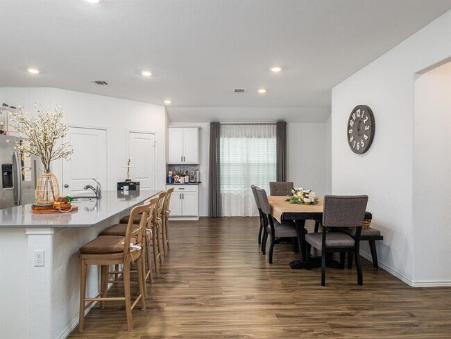 Photo - 210 Escondido Cir