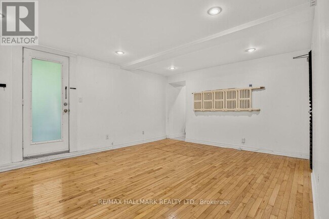 Photo - 483 Parkside Dr Unit Lower