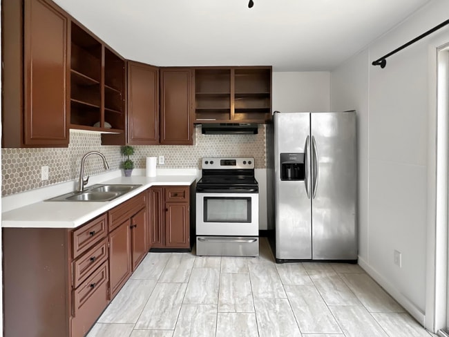 Photo - 877 Donegal Dr W