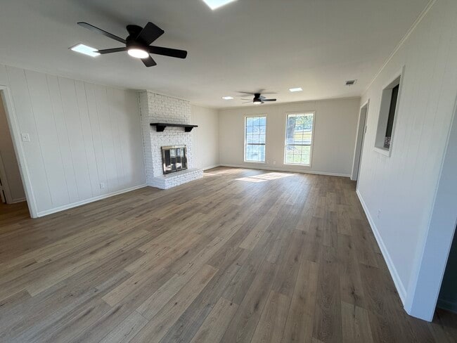 Photo - 203 Eisenhower Dr