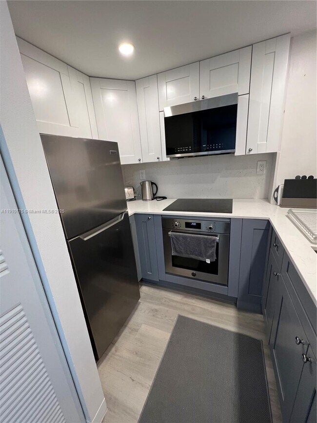 Photo - 540 Brickell Key Dr Unit 312