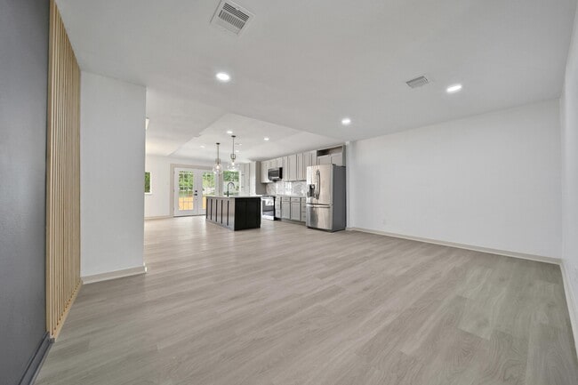 Large open floor living dining - 5515 Cannonway Dr