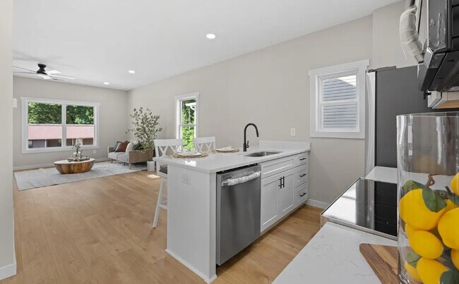 328 Mitchell St