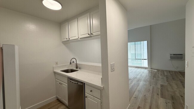 Photo - 7044 Hawthorn Ave