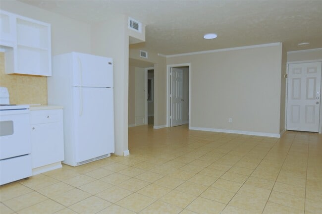 Photo - 123-123 W 6th St