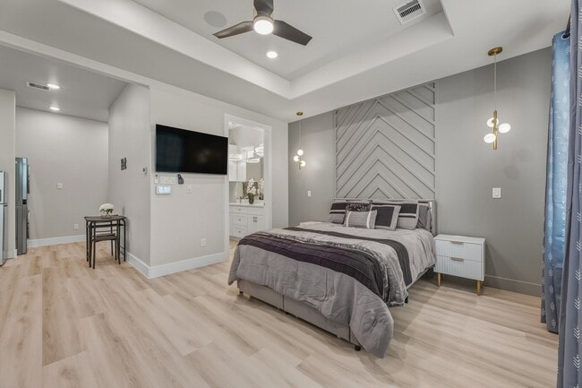 Building Photo - 4229 Elmwood St Unit B