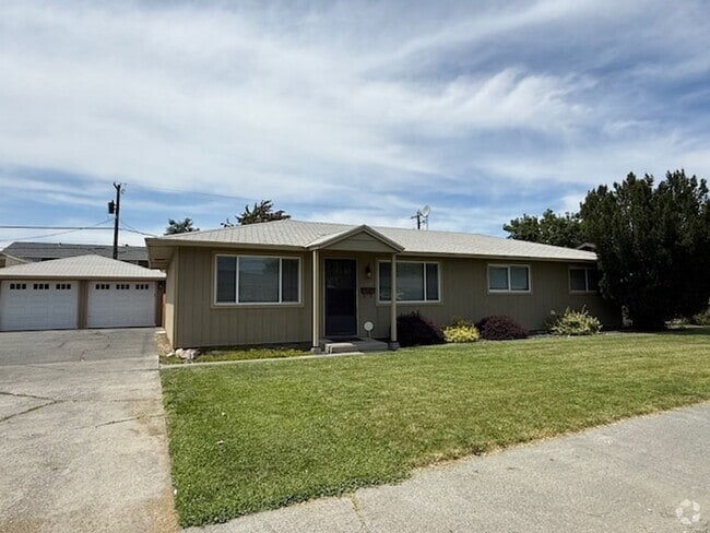 Building Photo - 3 Bedroom 1.25 Bath with 2 car garage Rental