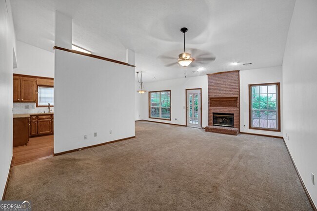 Photo - 487 Ravinia Way