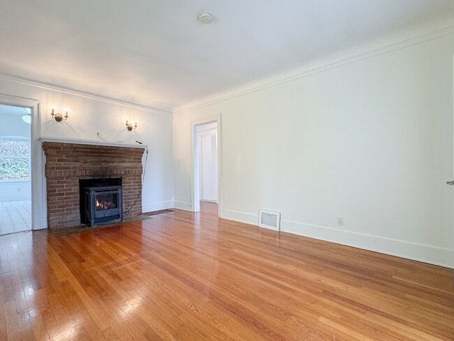 Photo - 1537 Valentine Pl S