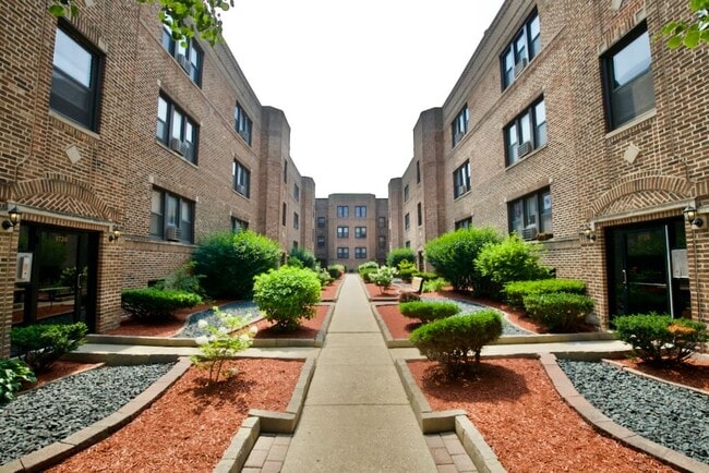 Building Photo - 3722 N Pine Grove Ave Rental