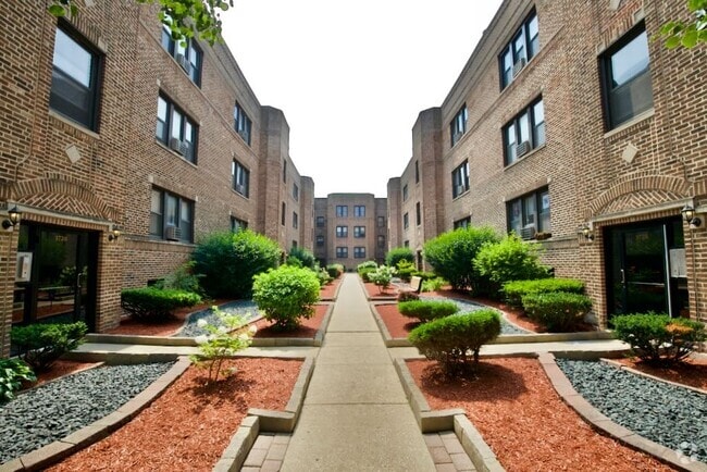 Building Photo - 3722 N Pine Grove Ave Rental