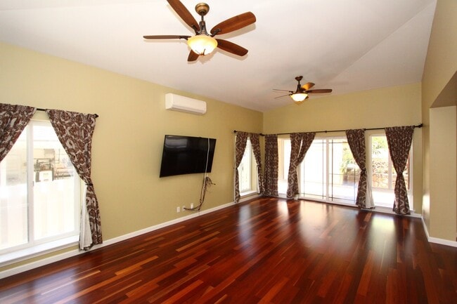 Photo - Large 4 bedroom, 3 bath, 4+ parking, gated single family house in Kalihi
