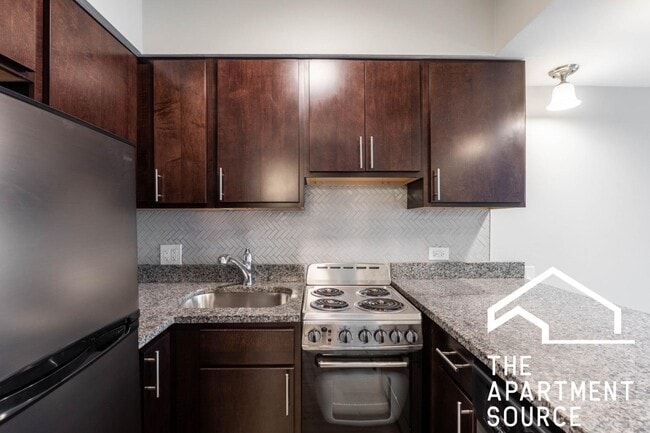 Building Photo - 1220 N La Salle Dr Unit G2
