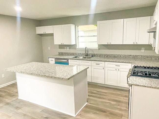 Photo - 305 Red Haven Dr