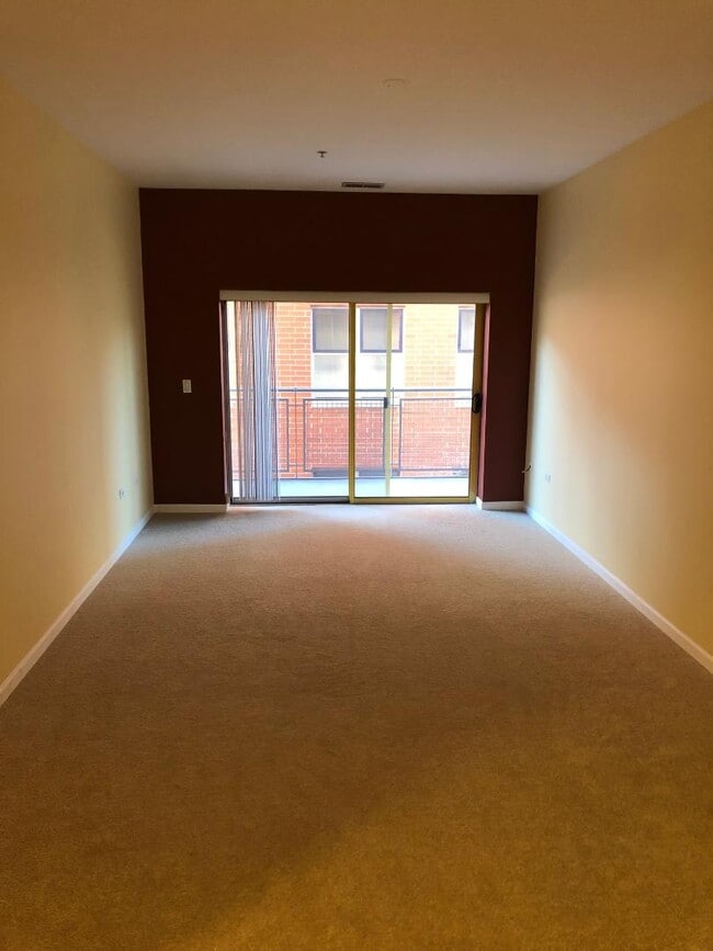 Building Photo - 1236 Chicago Ave Unit 403