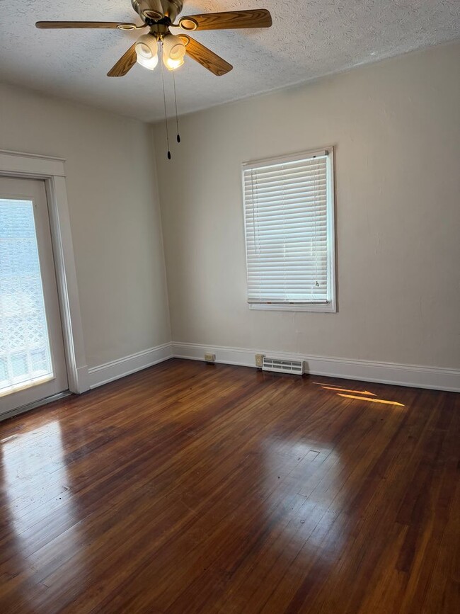 Photo - 305 Sussex St