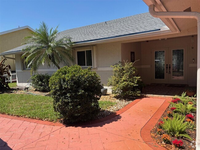 Building Photo - 710 SW 98th Ter Rental