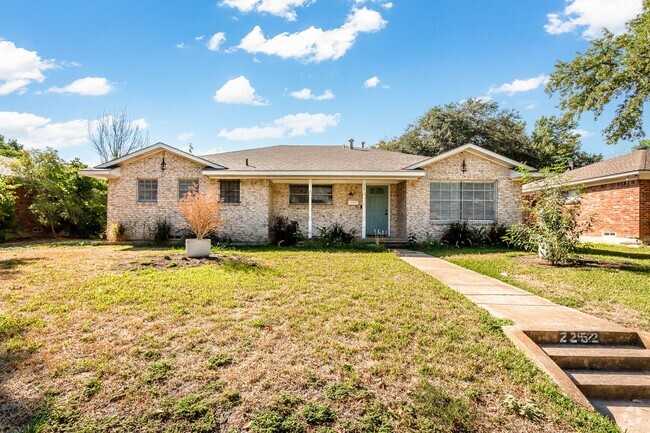 Building Photo - Updated 4/2 Home Close to White Rock Lake