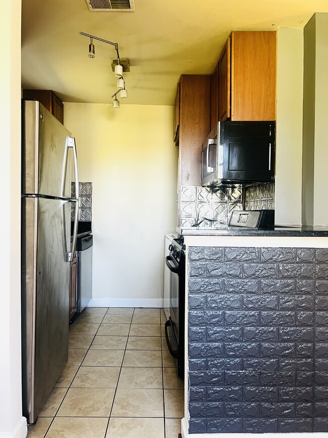 Building Photo - 6900 Hawthorne St Unit Hawthorne