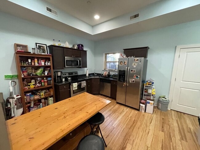 Building Photo - 1411 W Thompson St Unit 1