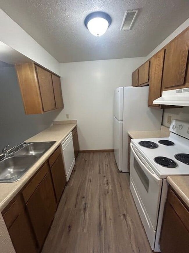 Building Photo - 2 bedroom 1 bath -  Top floor apartment Unit 23