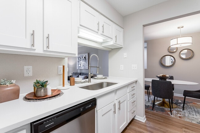 Cocina recientemente renovada con electrodomésticos de acero inoxidable. - The Landings of Brentwood Apartments