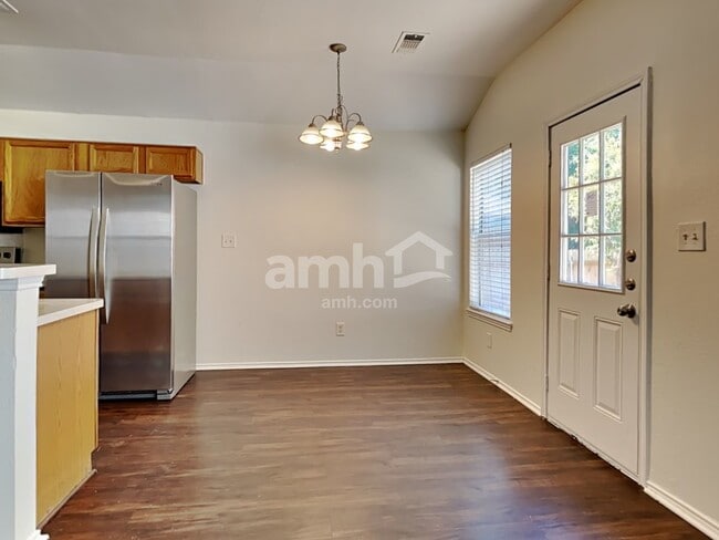 Photo - 916 Dixon Ln