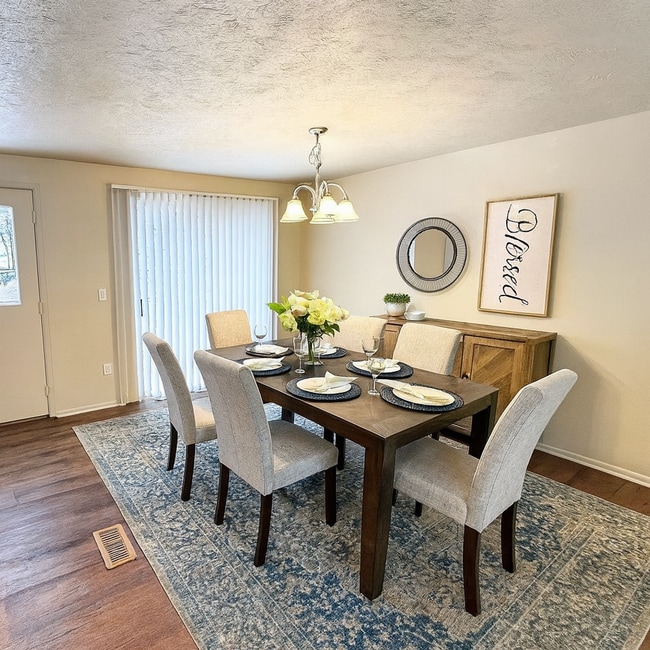 Photo - 906 Summit Dr